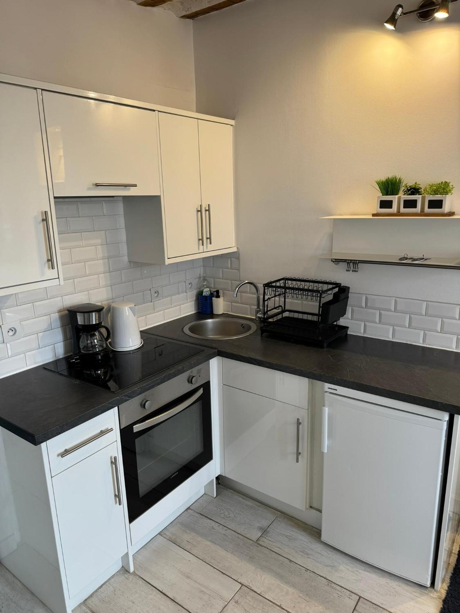 Freshly Tastefully Renovated Apartments In Heart Of Old Antibes Bagian luar foto