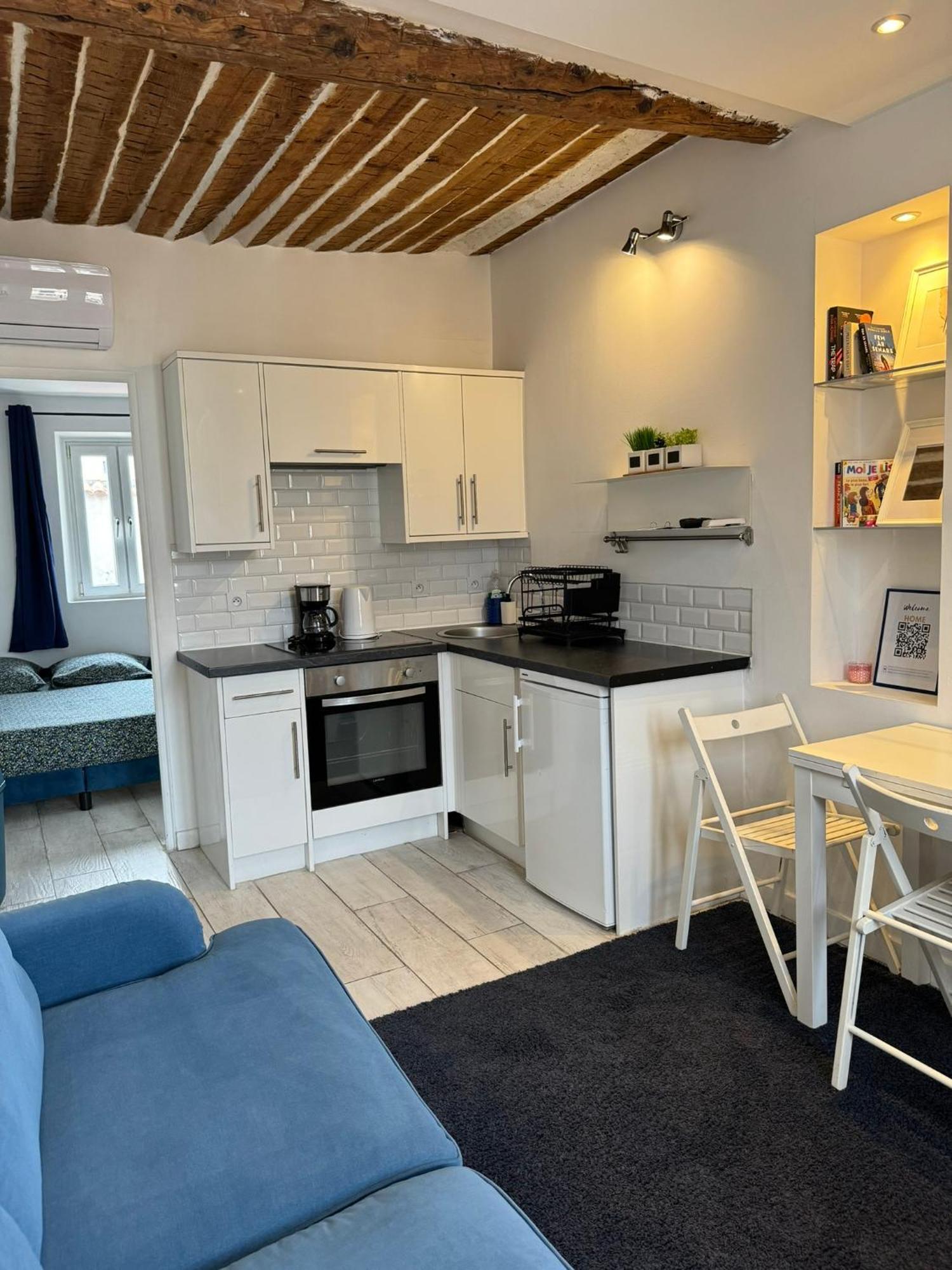 Freshly Tastefully Renovated Apartments In Heart Of Old Antibes Bagian luar foto